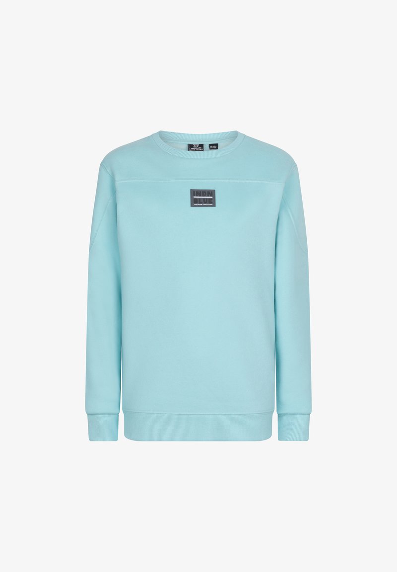 Hellblaue Sweatshirt mit Rundhalsausschnitt, mit einem rechteckigen schwarzen Etikett, auf dem "INDN BLUE" steht. Hergestellt aus weichem, glattem Stoff.