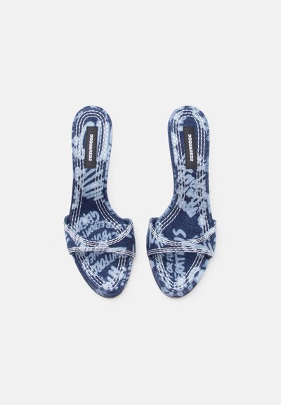 Μπλε μοτίβο σαγιονάρες με λευκή ραφή και λογότυπο "DSQUARED2" στην πατούσα, τοποθετημένες δίπλα δίπλα σε λευκό φόντο.