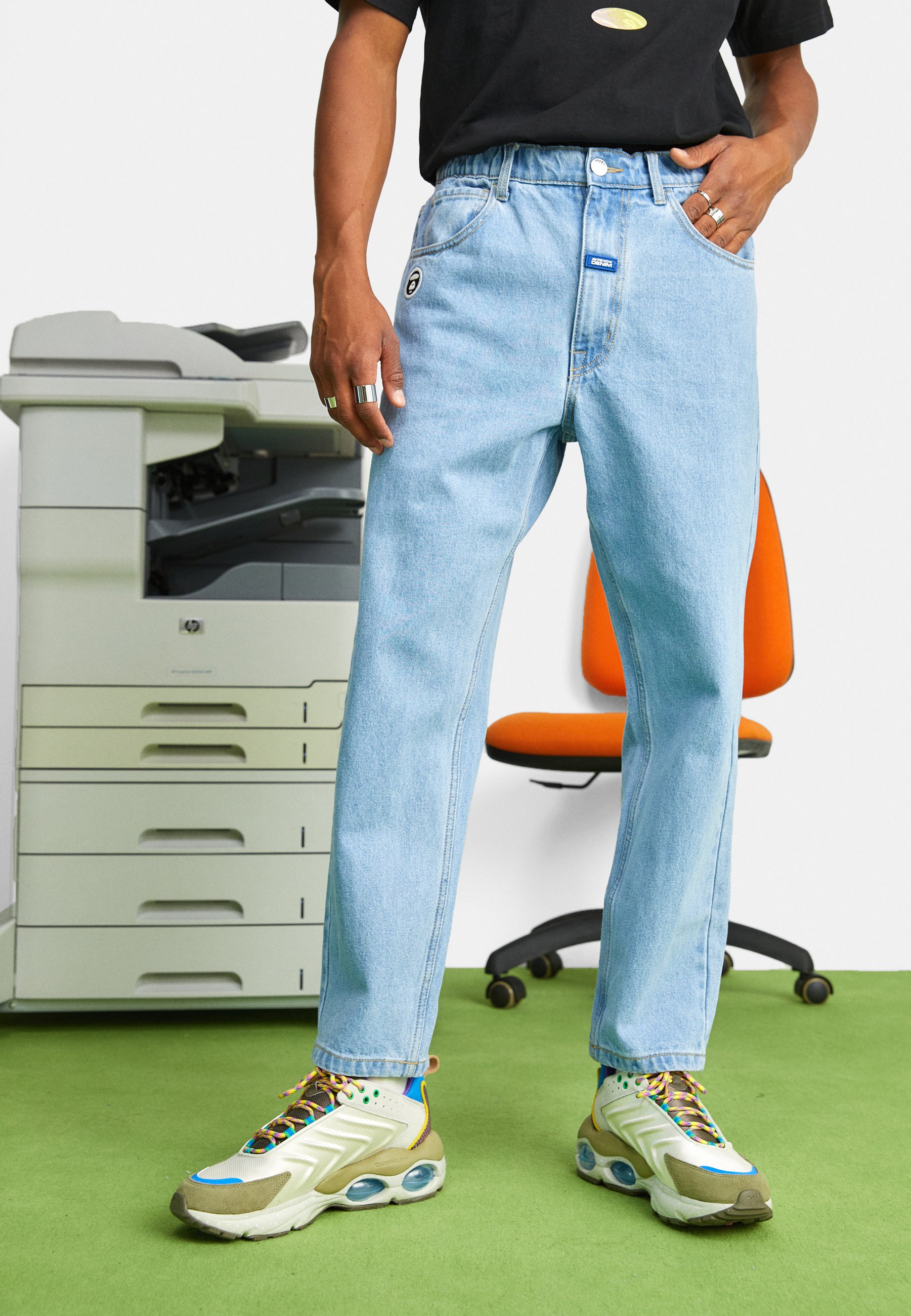 AAPE By A Bathing Ape PANTS - Jeans Relaxed Fit - bleached denim 