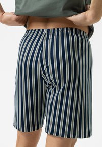 Marineblauwe en grijze gestreepte shorts van zachte stof met een elastische tailleband en een rechte snit, voorzien van omgerolde zoomdetails.