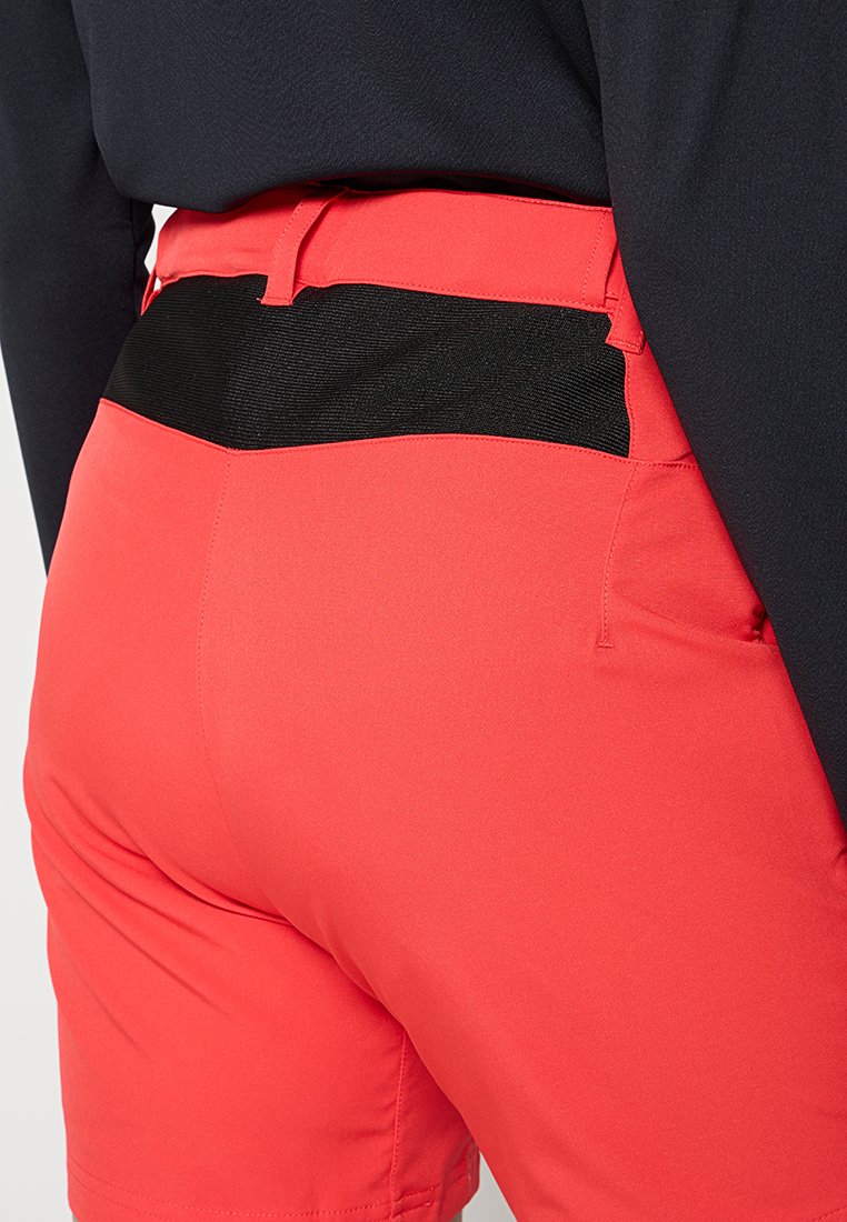 Rote Shorts mit einem schwarzen elastischen Bund, die eine glatte Textur und ein figurbetontes Design aufweisen, seitlich dargestellt.