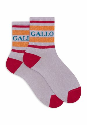 Calze di paillettes viola con punte e talloni rossi. Presentano strisce orizzontali in rosso, arancione e blu, con la scritta "GALLO" lavorata di lato.