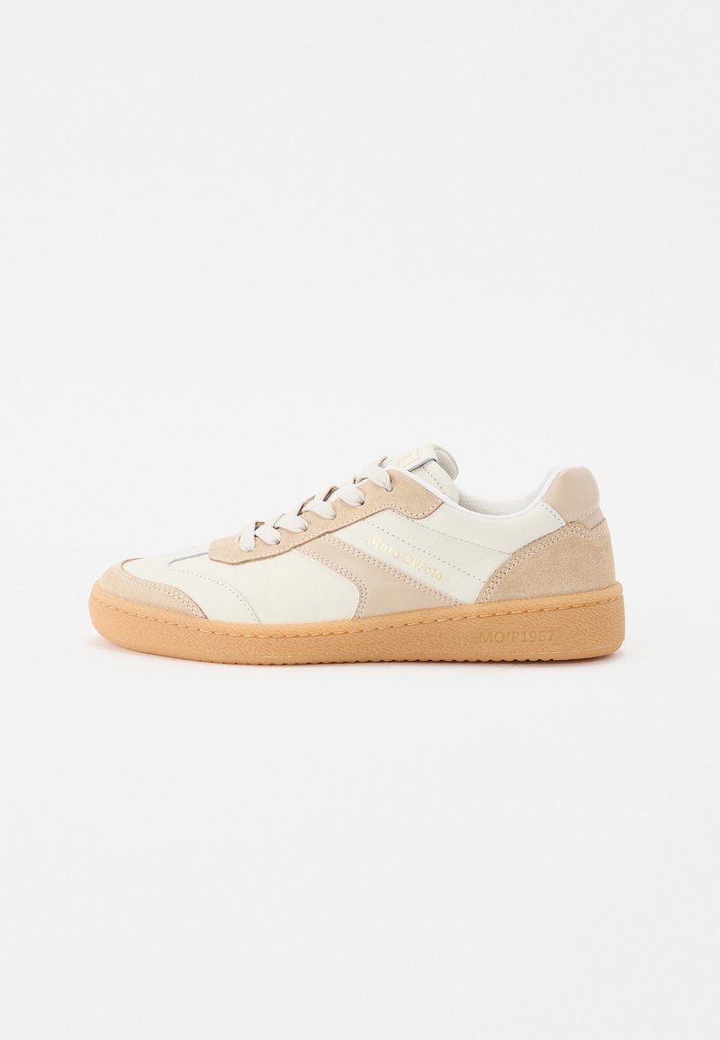 Baskets basses en cuir beige et écru avec des accents en daim, semelle en gomme et fermeture à lacets, logo latéral "MOR O'POLO" en lettres dorées.