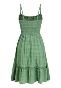 Abito verde al ginocchio con corpetto arricciato, spalline sottili e orlo a balze a più livelli. Tessuto strutturato con linee verticali.