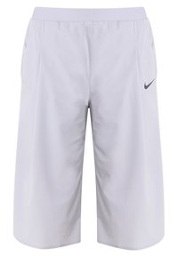 Pantalones cortos Nike de color gris claro con cintura elástica, dos bolsillos laterales y un logo negro discreto en la pierna izquierda. Tejido suave y ligero.
