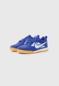 Blaue Sportschuhe mit synthetischem Obermaterial, hellblauen Akzenten und Gummi-Außensohle. Verfügen über Schnürsenkel und strukturierte Materialien auf der Oberfläche.