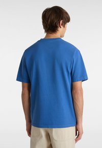 Camiseta de algodón de manga corta en azul real, con cuello redondo y diseño liso en la parte posterior. Sin patrones o acentos visibles.