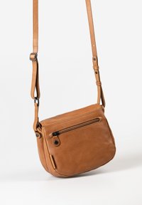 Braune Leder-Crossbody-Tasche mit verstellbarem Tragegurt, ausgestattet mit einer Reißverschlussvordertasche und einer glatten Textur.