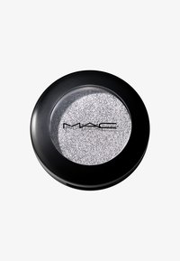 Srebrny cień do powiek w okrągłym czarnym opakowaniu z przezroczystą pokrywką; drobna tekstura brokatu z wyraźnie widocznym logo "MAC".