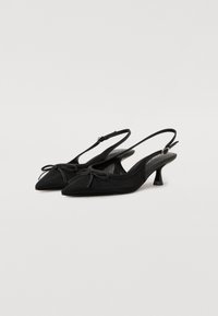 Čierne slingback podpätky majú špicatú špičku, textúrovanú látku a mašľový detail vpredu, podporené štíhlym podpätkom.