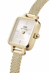 Goldfarbene rechteckige Uhr mit einem weißen Zifferblatt, minimalen Stundenmarkierungen und einem Mesh-Armband. Sie verfügt über eine Krone an der Seite zum Einstellen der Uhrzeit.
