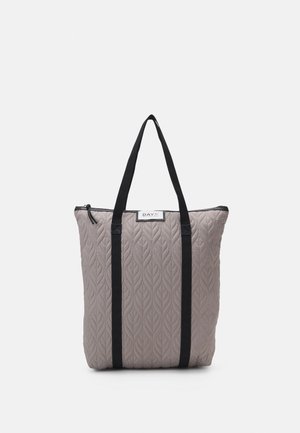 Borsa tote trapuntata grigio chiaro con manici neri e fasce verticali, chiusura con cerniera e piccola etichetta rettangolare al centro superiore.