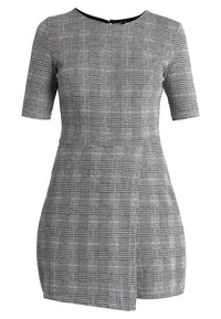 Vestido a cuadros gris y blanco con un diseño de mangas cortas, escote redondo y falda acampanada. La tela presenta una textura y un tejido con patrón.