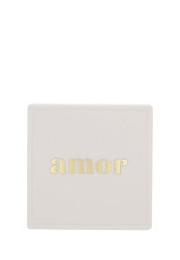 Fyrkantig kompakt med en matt vit finish, med ordet "amor" i guldfolie, centrerat, minimalistisk design och textur.