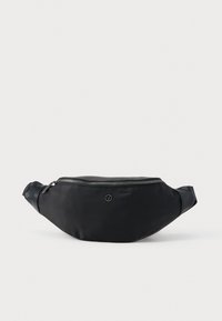 Črna pasna torbica iz najlona z usnjenimi poudarki, srebrnim zadrgo in majhnim okroglim logotipom spredaj, prikazana na belem ozadju.