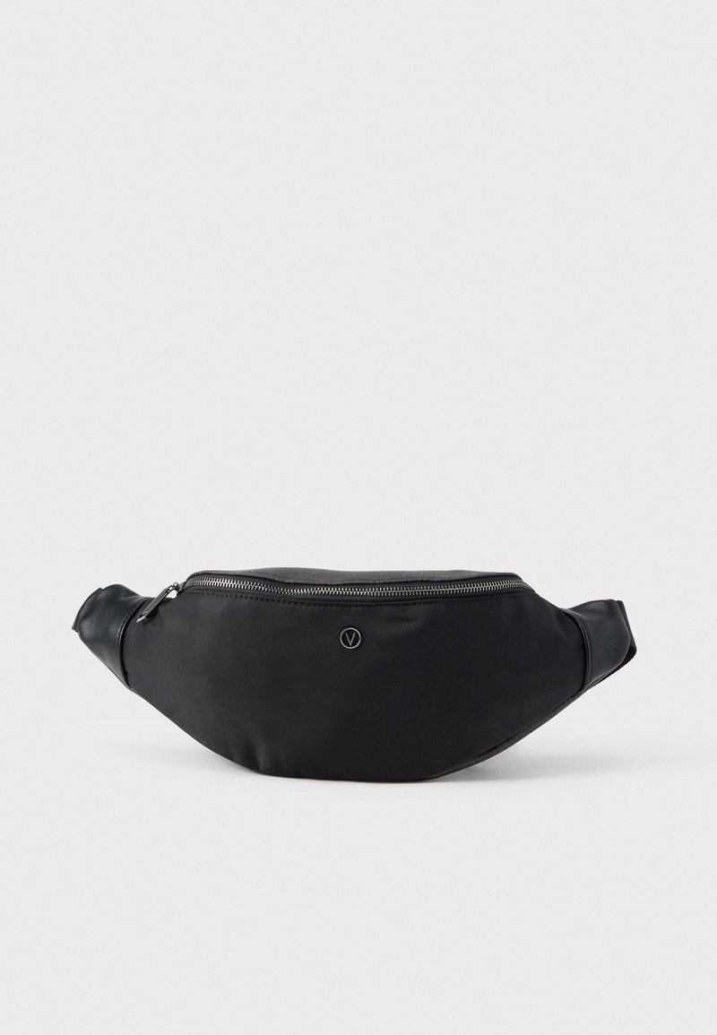 Črna pasna torbica iz najlona z usnjenimi poudarki, srebrnim zadrgo in majhnim okroglim logotipom spredaj, prikazana na belem ozadju.