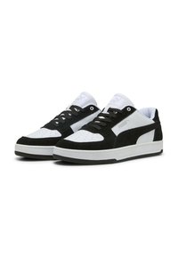 Zapatillas en blanco y negro con materiales de ante y cuero, que presentan puntera perforada, diseño de cordones y suela de goma.