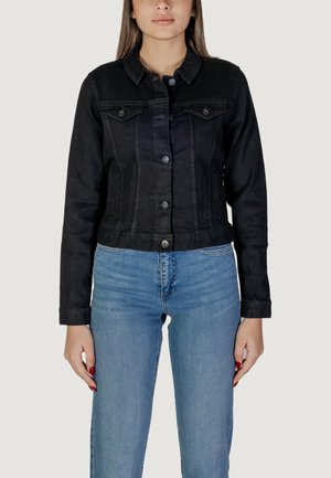 Giacca in denim nera con chiusura a bottoni, due tasche sul petto e design aderente. Abbinata a jeans blu chiaro, per un look casual.