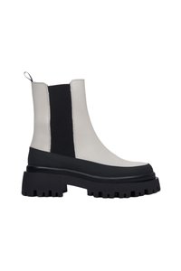 Sandy boty na kotníku s masivním podpatkem z bílé kůže, doplněné černými elastickými bočními panely a texturovanou černou gumovou podrážkou. Vybavené poutkem na zadní straně.