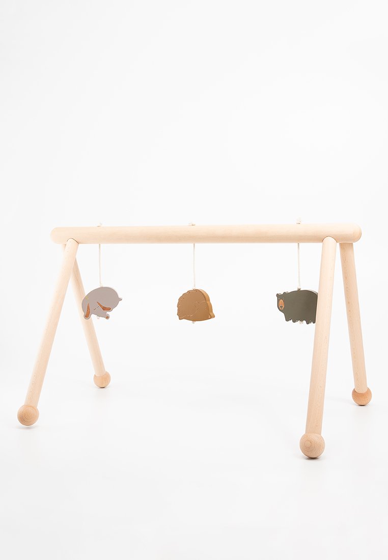 Gym en bois pour bébé avec une finition naturelle claire, comportant trois jouets en forme d'animaux suspendus de couleur grise, marron et vert foncé. Design simple.