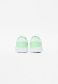 Sneakers verde e bianchi con tomaia in pelle liscia e tessuto, caratterizzati da un accentuazione verde menta a contrasto e una suola in gomma bianca.