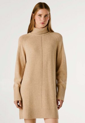 Abito a collo alto in morbido beige, con polsini e orlo a costine, dal taglio rilassato e con dettagli in cucitura discreti.