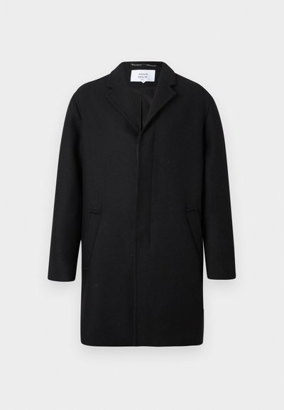 Fekete gyapjú kabát, hajtott gallérral, nyitott elülső résszel és két oldalsó zsebbel. Egyenes szabású és textúrázott anyagú.