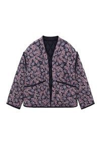 Vadderad blommig jacka med marinblå bakgrund, som har ett ljust rosa och lila blommönster. Lös passform med vida ärmar och svart kantband.