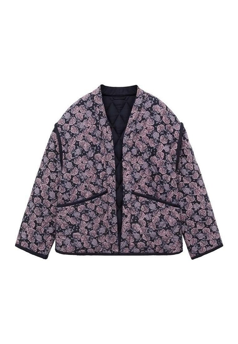Vadderad blommig jacka med marinblå bakgrund, som har ett ljust rosa och lila blommönster. Lös passform med vida ärmar och svart kantband.