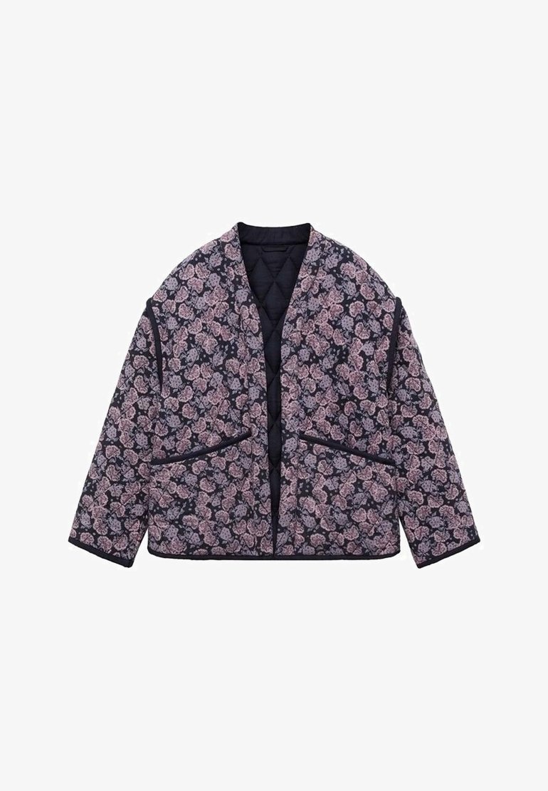 Chaqueta acolchada con fondo azul marino, con un patrón floral en tonos rosa claro y púrpura. Corte holgado con mangas anchas y ribete negro.