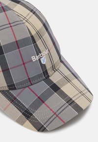 Geruite pet in beige, grijs en zwart met rode accenten. Voorzien van geborduurd "Barbour" logo en een gestructureerde klep. Gemaakt van katoen, veelzijdig ontwerp.