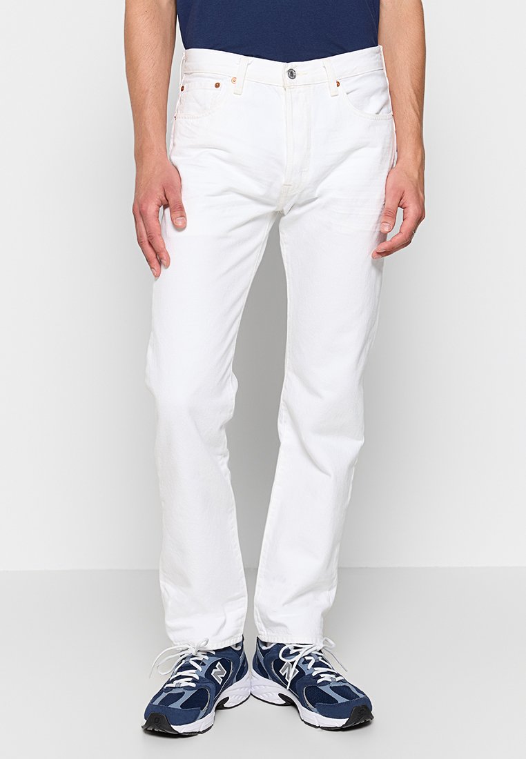 Weiße Denim-Jeans mit geradem Schnitt, ausgestattet mit einem klassischen Fünf-Taschen-Design und dezenten Nähdetails. Getragen mit blauen Sportschuhen.