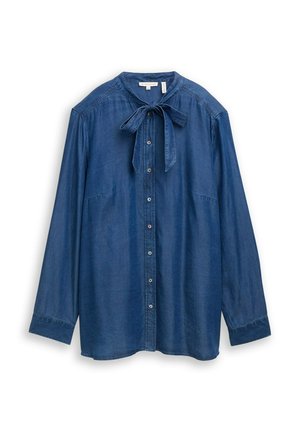 Blauwe denimshirt met lange mouwen, striksluiting, knoopsluiting aan de voorkant en twee zijzakken. Gladde textuur en casual ontwerp.