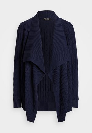 Námořnický modrý pletený kardigan s kabelkovým vzorem, otevřený přední díl a žebrované manžety. Měkká textura, s volně splývajícím límcem a bez zapínání.