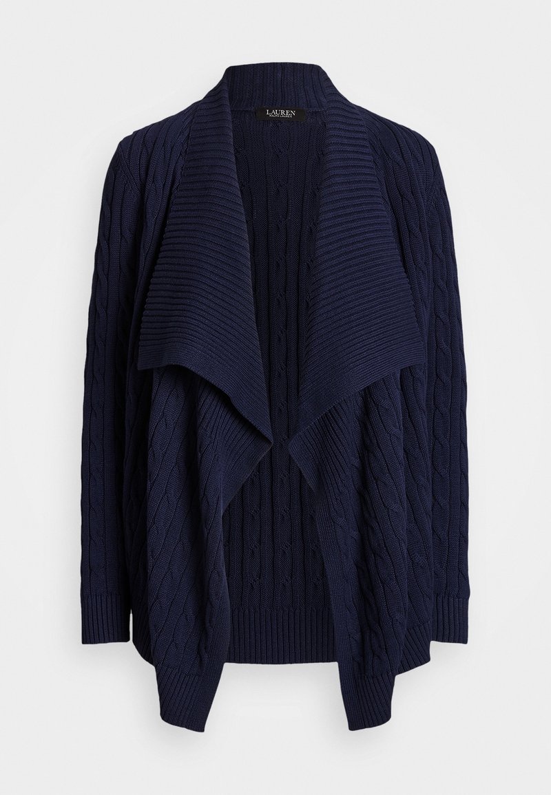 Marinblå stickad cardigan med kabelmönster, öppen fram, och ribbade ärmslut. Mjuk textur, utrustad med en draperad krage och utan knäppning.