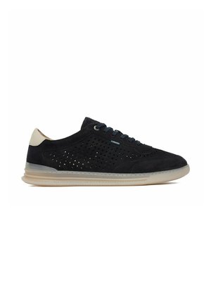 Schwarzer Wildleder-Sneaker mit perforierten Seiten, hellbeigem Fersenlasche, durchsichtiger beiger Sohle und dunklen Schnürsenkeln auf weißem Hintergrund.