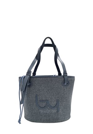 Borsa a secchiello grigia in tessuto intrecciato con dettagli in pelle, logo sulla parte anteriore, doppie tracolle e chiusura a coulisse. Presenta una superficie texturizzata.