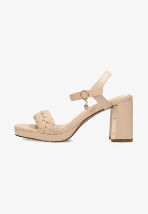 Beige High-Heel-Sandale mit einem geflochtenen Riemen, verstellbarem Knöchelriemen und einem klobigen Blockabsatz mit goldfarbener Akzentuierung. Glattes Material und Plattformdesign.
