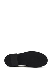 Schwarze Schuhsohle mit einem glatten, flachen Design. Verfügt über eine gummierte Textur, einen leicht erhöhten Absatz und minimale Details für die Traktion.