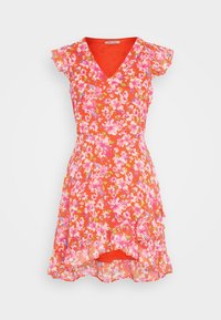 Blumenkleid mit V-Ausschnitt und kurzen, rüschierten Ärmeln. Es hat einen lebhaften roten Grundton mit rosa und lila Blumenmuster. Rüschen-Saum.
