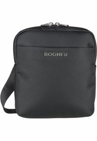 Svart texturerad tyg crossbody-väska med dragkedjestängning, med en framficka och en framträdande silverfärgad "BOGNER"-logotyp. Justerbar rem ingår.