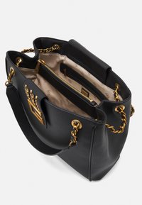 Musta tekonahkainen käsilaukku, jossa on rakenteellinen muotoilu, kultaiset yksityiskohdat, ketjuakselit ja vuorattu sisustus, jossa on vetoketjullinen tasku.