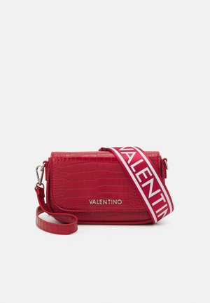 Red Valentino crossbodytas met krokodillenstructuur, zilveren logo aan de voorkant en afneembare brede band met witte "VALENTINO" tekst.