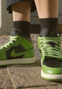 Jordan AIR JORDAN 1 MID - Visoke tenisice - black/altitude green/sail