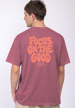 Kaotiko FOCUS ON THE GOOD UNISEX - T-shirts print - burgundy