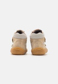 Pantofi bej din suede, tip high-top, cu accente din plasă, închidere cu bandă Velcro și talpă din cauciuc cu un logo pe toc.