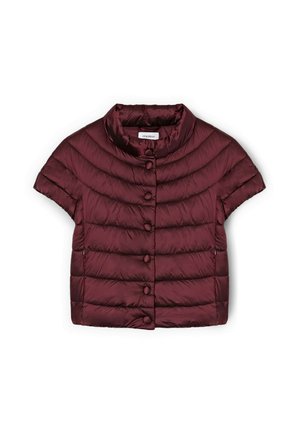 Veste matelassée bordeaux à manches courtes, avec des surpiqûres horizontales, un col rond et une fermeture à boutons sur le devant.
