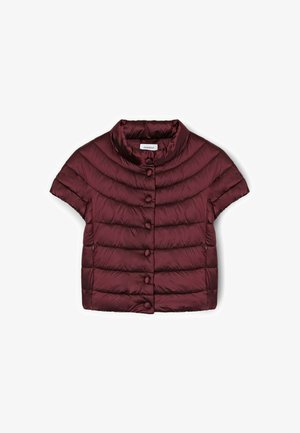 Veste matelassée bordeaux à manches courtes, avec des surpiqûres horizontales, un col rond et une fermeture à boutons sur le devant.
