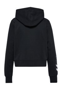 Haut à capuche noir court avec capuche, manches longues, poignets côtelés et un motif graphique blanc sur la manche gauche. Texture lisse.