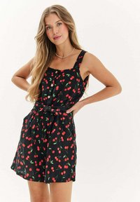 Černé šaty s červeným potiskem třešní, bez rukávů, s knoflíkovým zapínáním vpředu, stahovaným pasem se stuhou a dvěma bočními kapsami. Lehká tkanina.